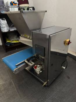 VONIN C3 Pro one-shot dispenser with 3 nozzles for filled chocolates and candies.