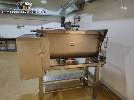 Stainless steel ribbon blender mixer for powders.