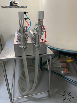 Liquid filling machine