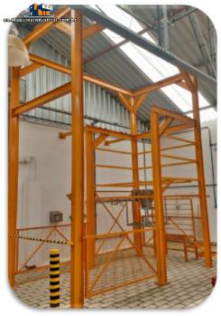 Unit for unloading 2000 kg big bags with Artinox screw conveyor.