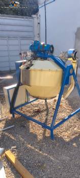 Tilting concrete mixer-type coating pan with blower for caramelization.