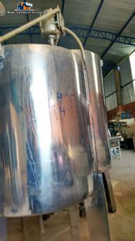 Stainless steel tank with simple shirt and mixer