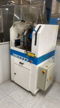 Arotec metallographic cutter