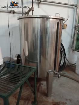 Zegla 1,000-liter stainless steel tank with kettle