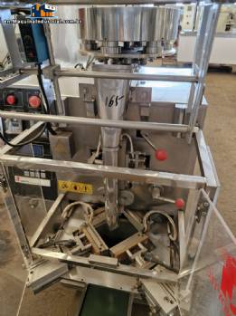 Vertical wrapping machine for triangular format