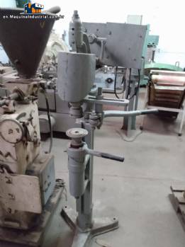Seamer for cans