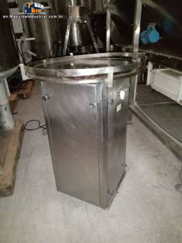 Accumulator table for bottles and products