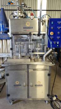 Stainless steel filling machine for beer liquids in Brabeer bottles