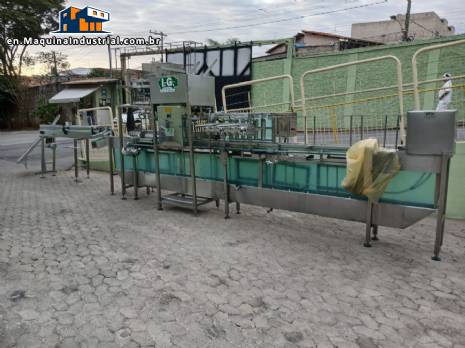 Automatic 6-nozzle linear filling machine with rinser and capper. Machines 1,800 bottles per hour Automatic 6-nozzle linear filling machine with rinser and capper. Machines 1,800 bottles per hour